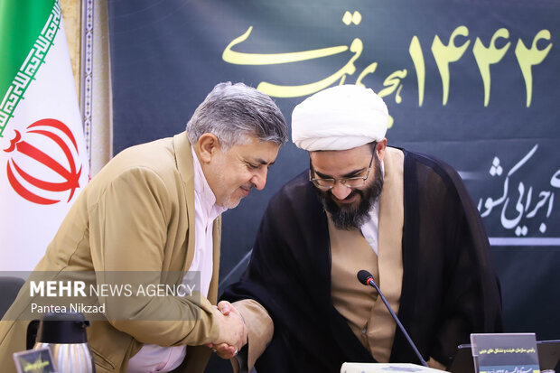محسن طاهری رئیس خانه مداحان در حال گفتگو با  مجید باباخانی رئیس سازمان هیأت و تشکل‌های دینی در نشست ستاد ملی محرم ۱۴۴۴ است