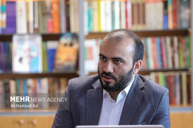 محمد شجاعیان مدیر عامل گروه رسانه ای مهر در حال گفتگو با روح الله دهقانی فیروزآبادی رئیس جهاد دانشگاهی است