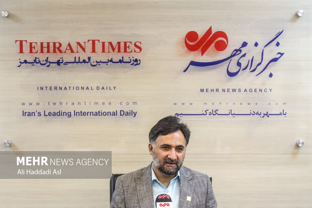روح الله دهقانی فیروزآبادی رئیس جهاد دانشگاهی در حال پاسخ به سوال خبرنگاران خبرگزاری مهر است