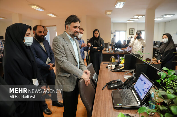 روح الله دهقانی فیروزآبادی رئیس جهاد دانشگاهی در حال بازدید از تحریریه خبرگزاری مهر است