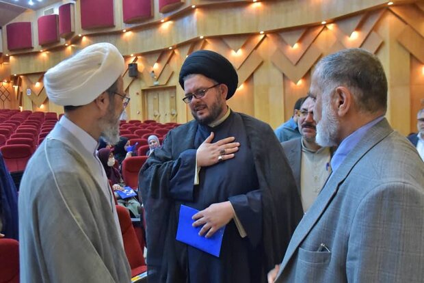 خادمان امام حسین برای پذیرایی از زائران ایرانی اشک شوق می‌ریزند