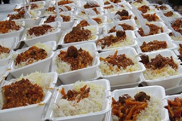 پخت و توزیع غذای نذری در ایام عزاداری سرور و سالار شهیدان 