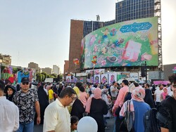 «مهمونی ۱۰ کیلومتری» عید غدیر برگزار شد / حضور خانوادگی مردم تهران در مهمانی غدیر