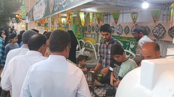 پذیرایی از مردم اردستان در عصر روز عید غدیر