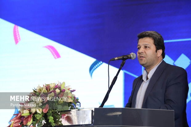 محمد خزاعی رییس سازمان سینمایی در حال سخنرانی در مراسم افتتاحیه هشتمین جشنواره فیلم شهر است