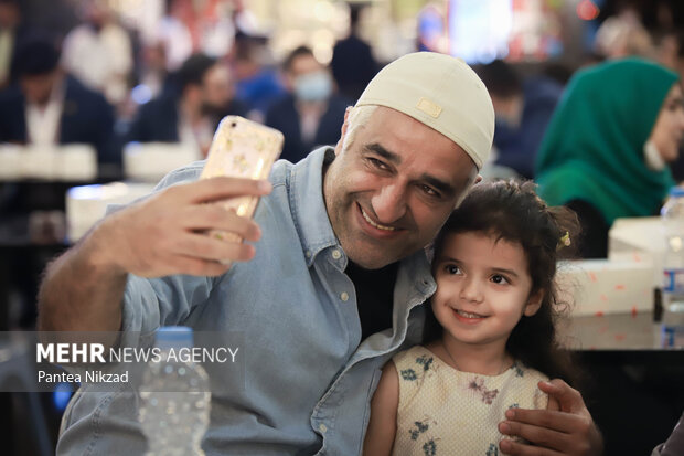 پژمان جمشیدی بازیگر در حال گرفتن عکس یادگاری با یکی از حاضرین در مراسم افتتاحیه هشتمین جشنواره فیلم شهر است