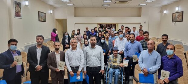 کتاب «در کوچههای سیراف میگردم» رونمایی شد