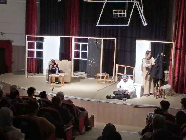 پایان روز دوم جشنواره تئاتر طنز دیواندره با اجرای چهار اثر   پایان روز دوم جشنواره تئاتر طنز دیواندره با اجرای چهار اثر