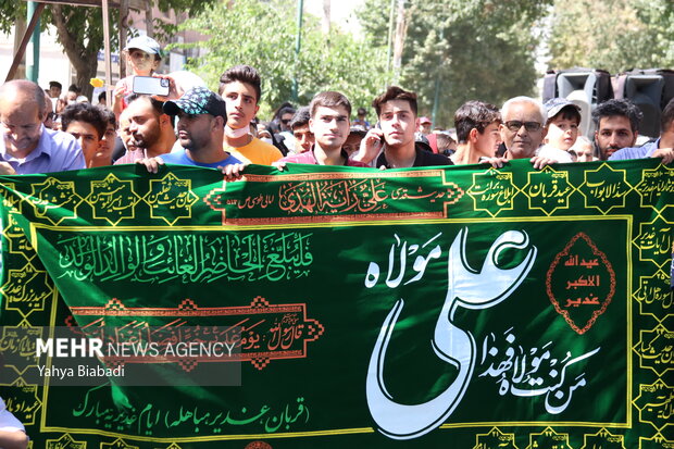 پخت و توزیع نان رایگان به مناسبت عیدغدیر در محلات کمبرخوردار کرمانشاه