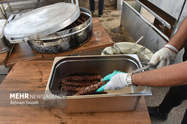 پخت شبانه روزی نذری در عید غدیر