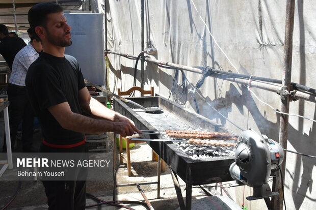 پخت شبانه روزی نذری در عید غدیر