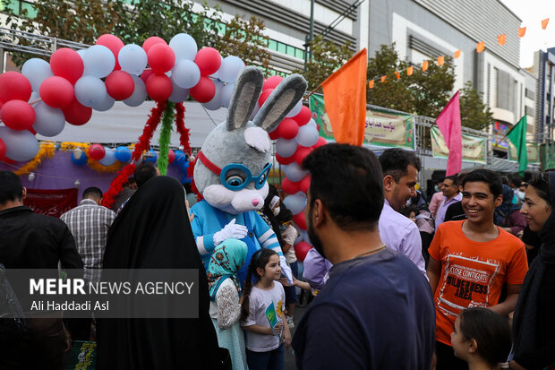 10-km long Ghadir festival kicks off in Tehran