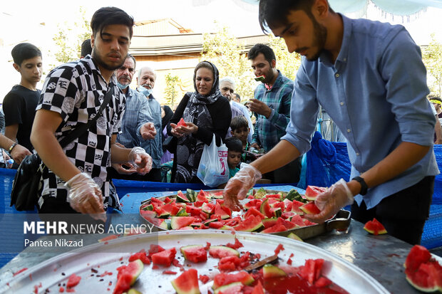 مهمانی ۱۰ کیلومتری به مناسبت عید سعید غدیر خم از چهارراه ولیعصر تا چهارراه پارک وی تهران بعدازظهر امروز دوشنبه ۲۷ تیر ۱۴۰۱ در حال برگزاری است