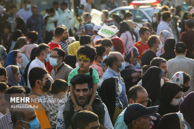 تہران میں عید غدیر کی مناسبت سے 10 کلومیٹر طویل دسترخوان+تصاویر 1
