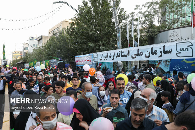 مهمانی ۱۰ کیلومتری به مناسبت عید سعید غدیر خم از چهارراه ولیعصر تا چهارراه پارک وی تهران بعدازظهر امروز دوشنبه ۲۷ تیر ۱۴۰۱ برگزار شد