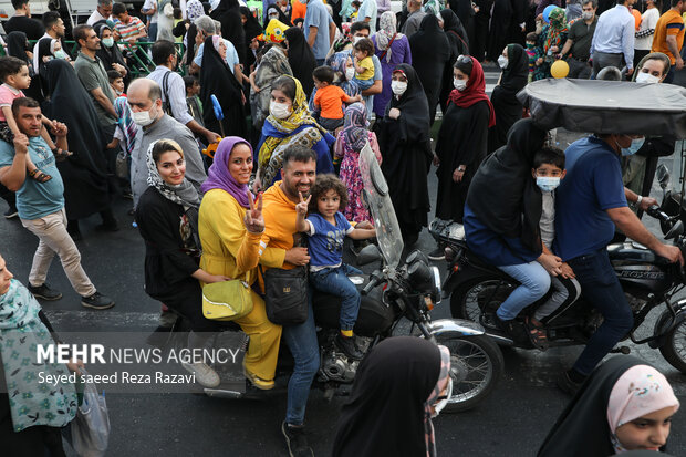 مهمانی ۱۰ کیلومتری به مناسبت عید سعید غدیر خم از چهارراه ولیعصر تا چهارراه پارک وی تهران بعدازظهر امروز دوشنبه ۲۷ تیر ۱۴۰۱ برگزار شد