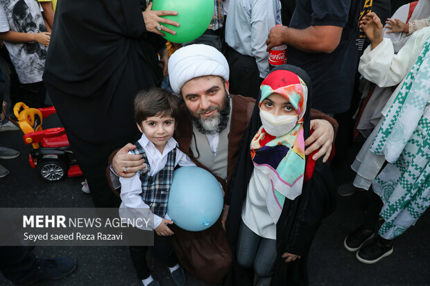 حجت الاسلام محمد قمی رئیس سازمان تبلیغات اسلامی به همراه فرزندان در مراسم مهمانی ۱۰ کیلومتری به مناسبت عید سعید غدیرخم حضور دارد