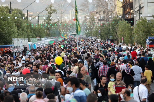 مهمانی ۱۰ کیلومتری به مناسبت عید سعید غدیر خم از چهارراه ولیعصر تا چهارراه پارک وی تهران بعدازظهر امروز دوشنبه ۲۷ تیر ۱۴۰۱ برگزار شد