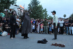 اجرای تئاتر خیابانی «پیشگیری از آسیب‌های اجتماعی» در نهاوند