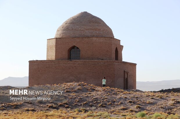 آرامگاه ارسلان جاذب در سنگ بست فریمان