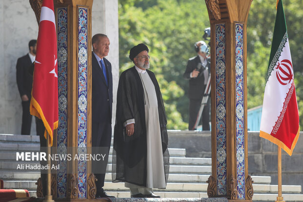 حجت الاسلام سید ابراهیم رئیسی رئیس جمهور در حال استقبال رسمی از رجب طیب اردوغان رئیس جمهور ترکیه است