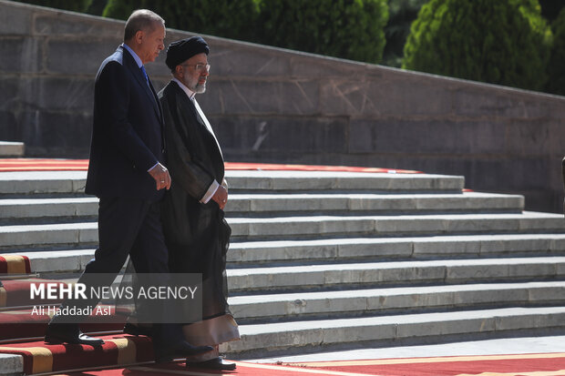 حجت الاسلام سید ابراهیم رئیسی رئیس جمهور در حال استقبال رسمی از رجب طیب اردوغان رئیس جمهور ترکیه است