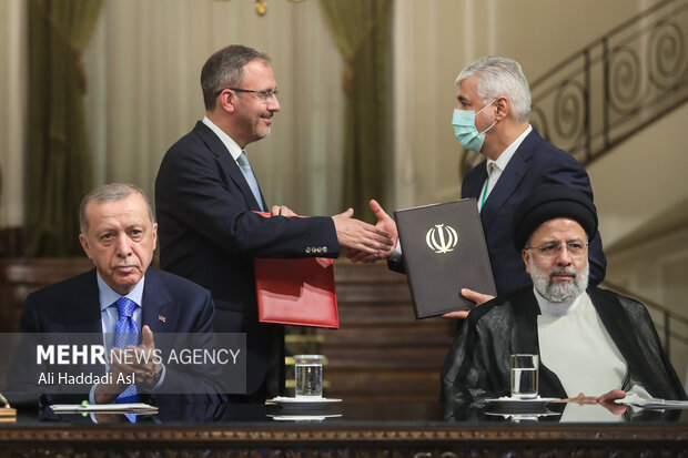 اسناد همکاری میان ایران و ترکیه در نشست مطبوعاتی مشترک روسای جمهور ایران و ترکیه امضا شد