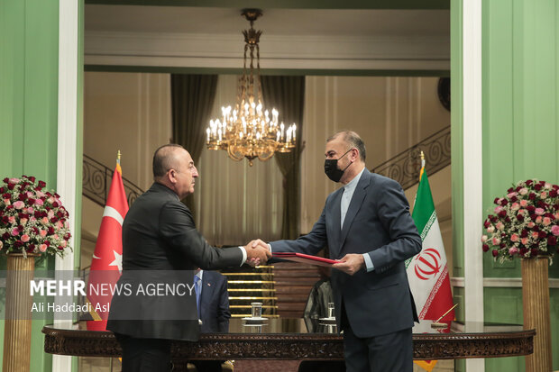 وزرای امور خارجه ایران و ترکیه تفاهم نامه همکاری امضا کردند