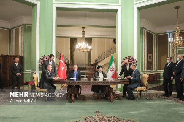 وزرای امور خارجه ایران و ترکیه تفاهم نامه همکاری امضا کردند