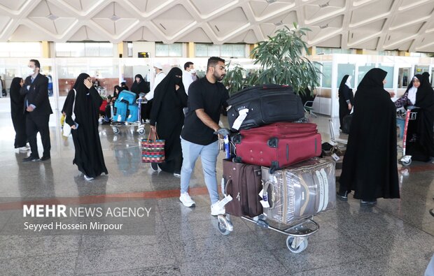 بازگشت حجاج بیت الله الحرام به مشهد