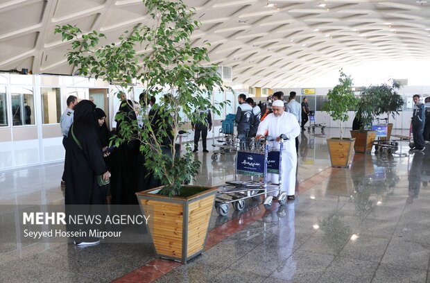 بازگشت حجاج بیت الله الحرام به مشهد