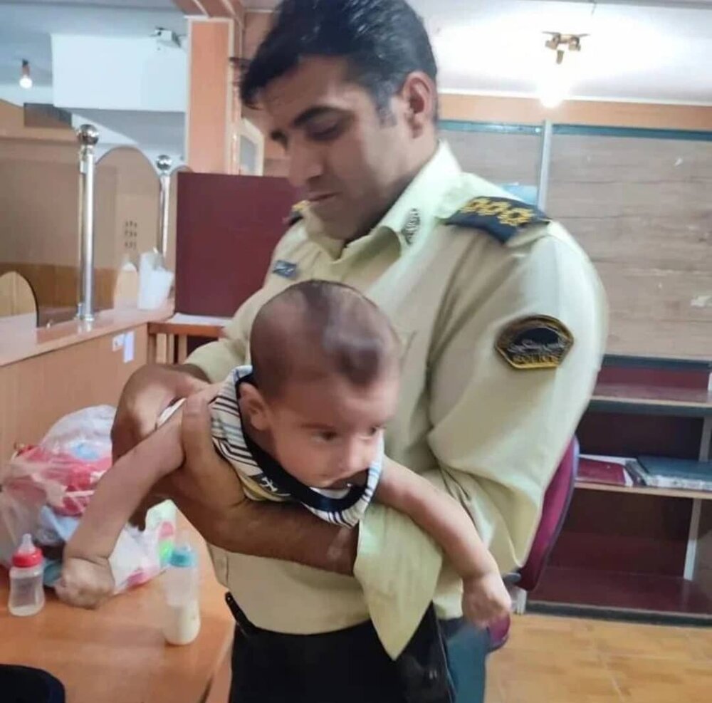 نجات نوزاد ۳ ماهه توسط پلیس خرمآبادی