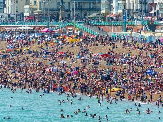 برطانیہ اور فرانس میں گرمی کا ریکارڈ ٹوٹ گیا؛4 افراد جھیلوں میں ڈوب کر ہلاک