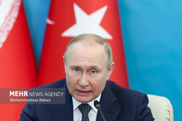 ولادمیر پوتین رئیس جمهوری روسیه در نشست خبری هفتمین اجلاس سران کشورهای ضامن روند آستانه حضور دارد