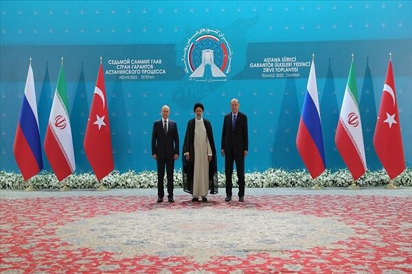 Zirve öncesi Reisi, Erdoğan ve Putin ile aile fotoğrafı çektirdi Zirve öncesi Reisi, Erdoğan ve Putin ile aile fotoğrafı çektirdi