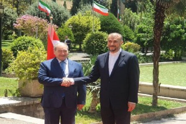 وزير الخارجية السوري يلتقي نظيره الإيراني