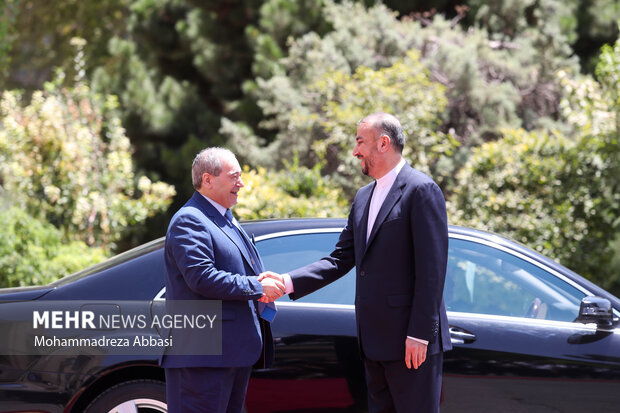حسین امیرعبداللهیان وزیر امور خارجه ایران در حال استقبال از فیصل المقداد وزیر خارجه سوریه است 