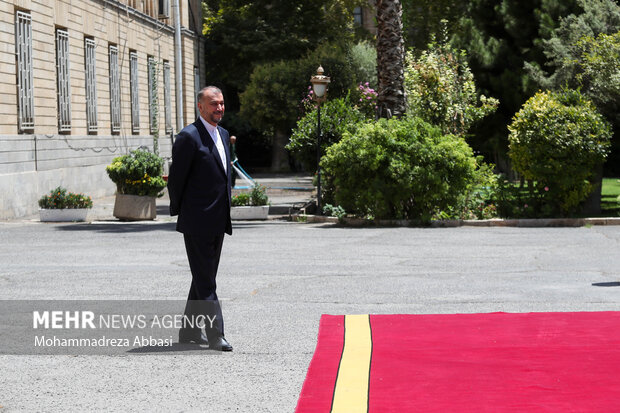 حسین امیرعبداللهیان وزیر امور خارجه ایران در محل استقبال از فیصل المقداد وزیر خارجه سوریه 
حضور دارد