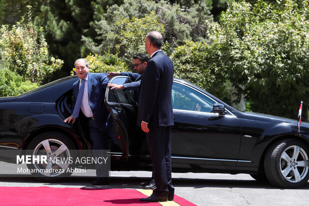 حسین امیرعبداللهیان وزیر امور خارجه ایران در حال استقبال از فیصل المقداد وزیر خارجه سوریه است 