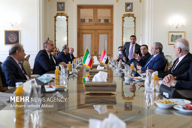 فیصل المقداد وزیر خارجه سوریه و هیات همراه در حال گفتگو با حسین امیرعبداللهیان وزیر امور خارجه ایرانهستند