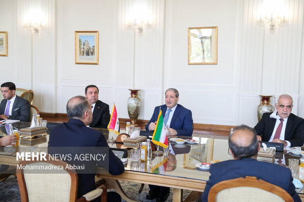 فیصل المقداد وزیر خارجه سوریه و هیات همراه در حال گفتگو با حسین امیرعبداللهیان وزیر امور خارجه ایران هستند