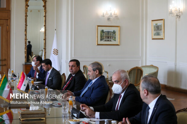 فیصل المقداد وزیر خارجه سوریه و هیات همراه در حال گفتگو با حسین امیرعبداللهیان وزیر امور خارجه ایرانهستند