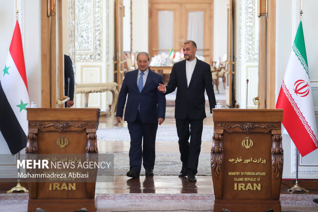 حسین امیرعبداللهیان وزیر امور خارجه ایران و فیصل المقداد وزیر خارجه سوریه در حال ورود به محل برگزاری نشست خبری وزرای خارجه ایران و سوریه هستند