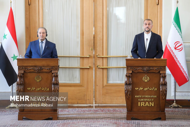 حسین امیرعبداللهیان وزیر امور خارجه ایران و فیصل المقداد وزیر خارجه سوریه در محل برگزاری نشست خبری وزرای خارجه ایران و سوریه حضور دارند
