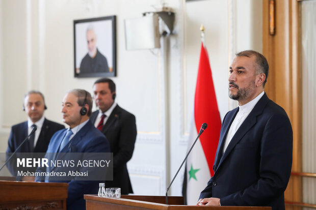 حسین امیرعبداللهیان وزیر امور خارجه ایران و فیصل المقداد وزیر خارجه سوریه در محل برگزاری نشست خبری وزرای خارجه ایران و سوریه حضور دارند