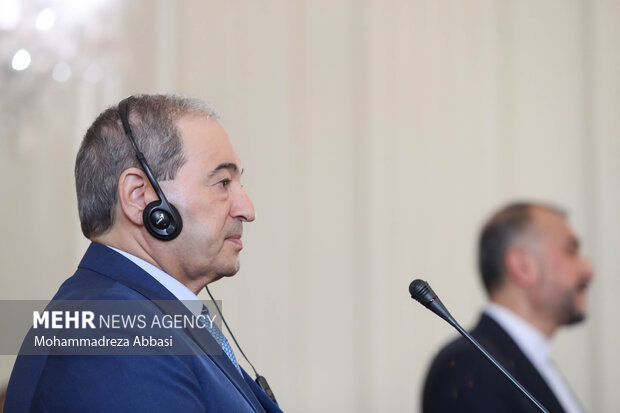 فیصل المقداد وزیر خارجه سوریه در محل برگزاری نشست خبری وزرای خارجه ایران و سوریه حضور  دارد