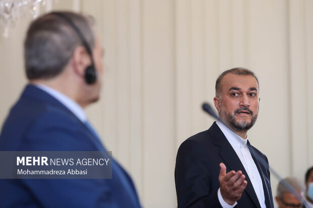 حسین امیرعبداللهیان وزیر امور خارجه ایران در نشست خبری وزرای خارجه ایران و سوریه حضور دارد