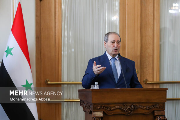 فیصل المقداد وزیر خارجه سوریه در  حال پاسخ به سوالات خبرنگاران در نشست خبری وزرای خارجه ایران و سوریهاست