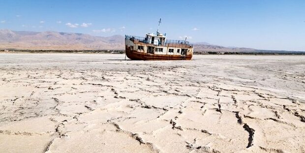 وضعیت دریاچه ارومیه وخیم تر شد/ تعطیلی طرح آبیاری مدرن