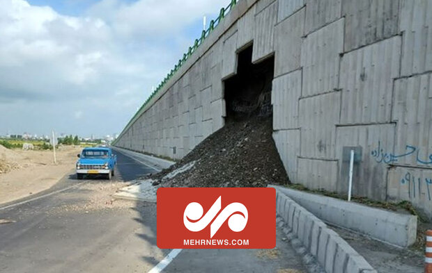 دیواره پل کمربندی فریدونکنار در آستانه افتتاح فرو ریخت